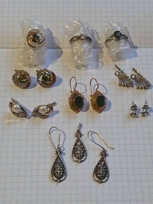 Срібні прикраси.