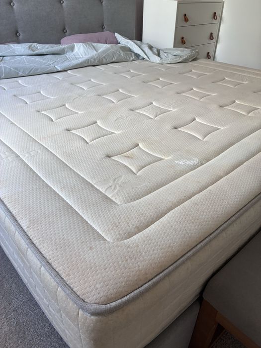 Cama, colchão, banqueta e tapete