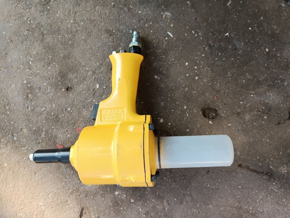 Пневматический заклепочный пистолет