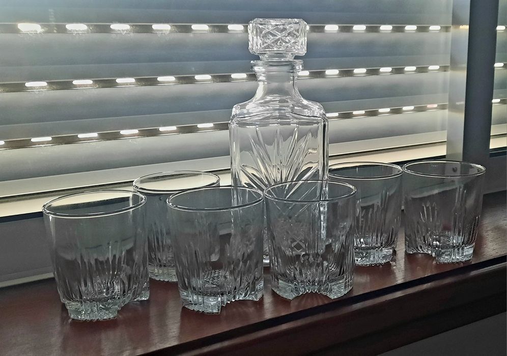 Conjunto de copos e garrafa Whisky de 7 peças
