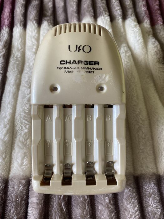 Зарядное устройство UFO KN - 7521+4 акумулятора