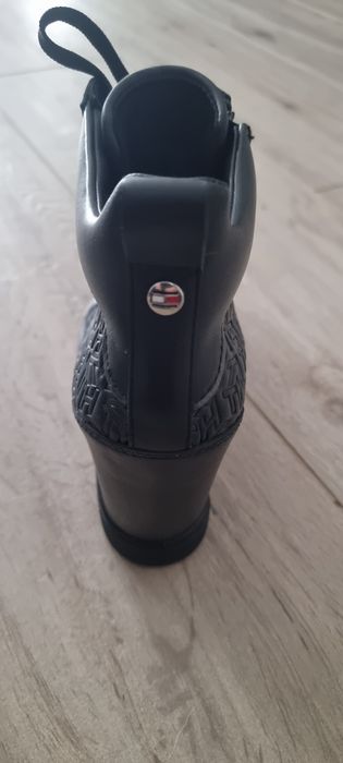 Tommy Hilfiger, z ukrytym koturnem, rozmiar 39, Wysokość obcasa 9cm,
