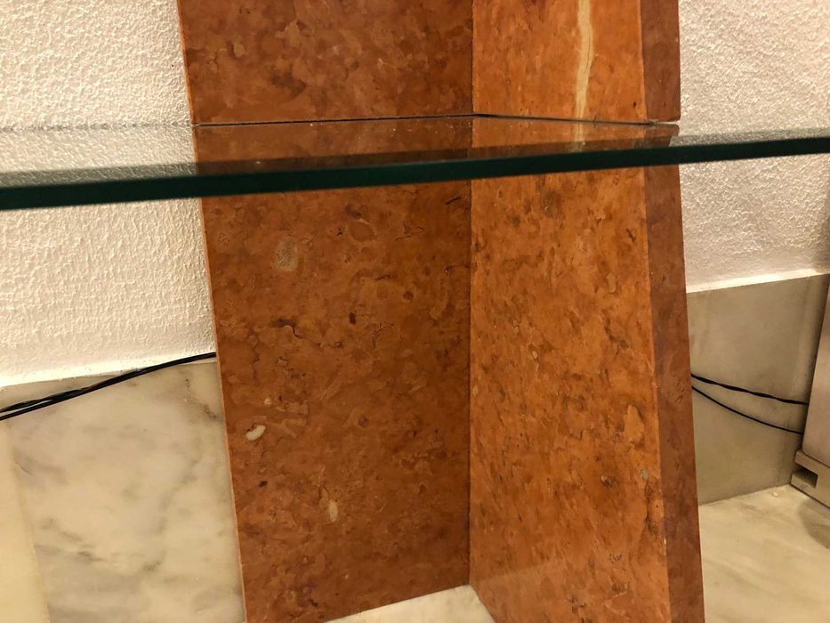 Estante em mármore cor de tijolo ou castanho com prateleiras em vidro