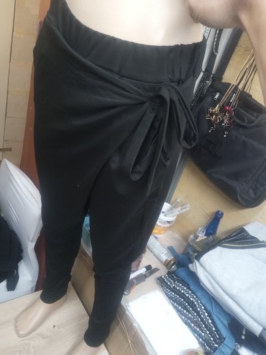 Spodnie dresowe z wwiązaniem bocznym z kieszeniami od M do XL wyprz...