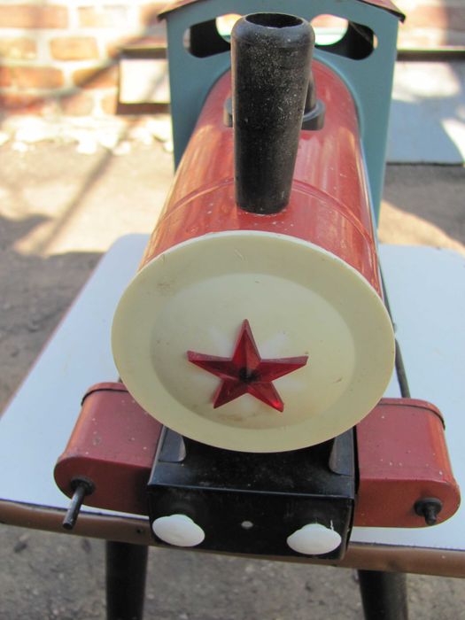 Детская игрушка  паровоз *Салют* СССР