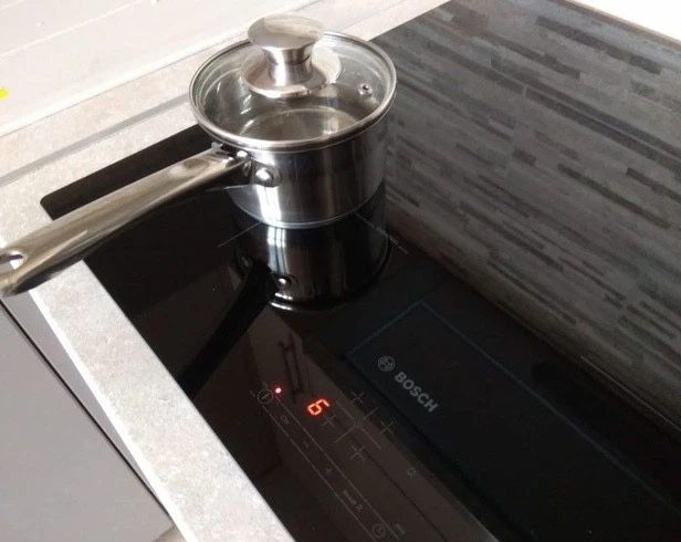 Індукційна варильна панель Bosch PUE611BF1E