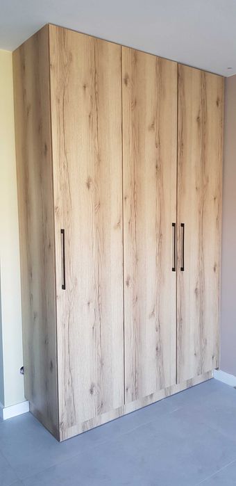 Sprzedam szafę w dobrym stanie.