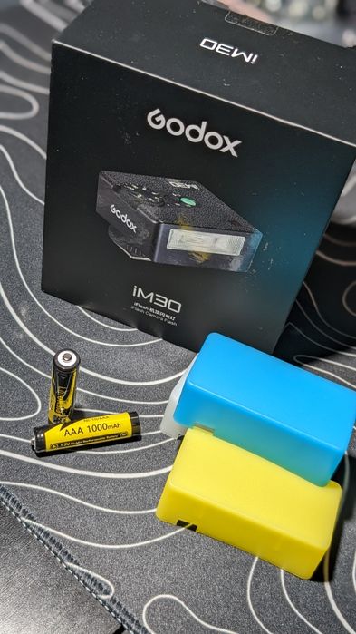 В дорозі‼️Godox iM30 – легкий спалах для Canon, Nikon, Sony