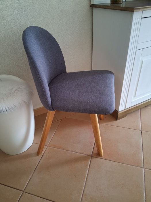 Cadeira como nova em madeira e tecido