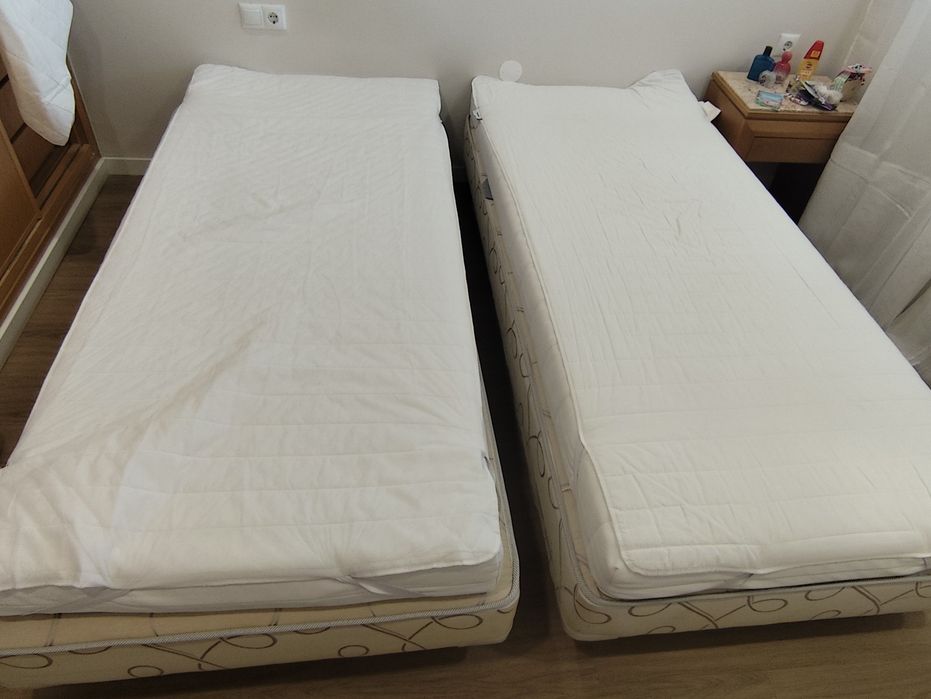 2 Camas individuais com colchões e resguardos