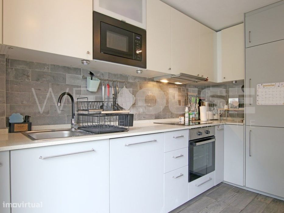Apartamento T2 Renovado com Varanda - Excelente Localização ( Estaç... — Alto Do Seixalinho, Santo André E Verderena, Setúbal