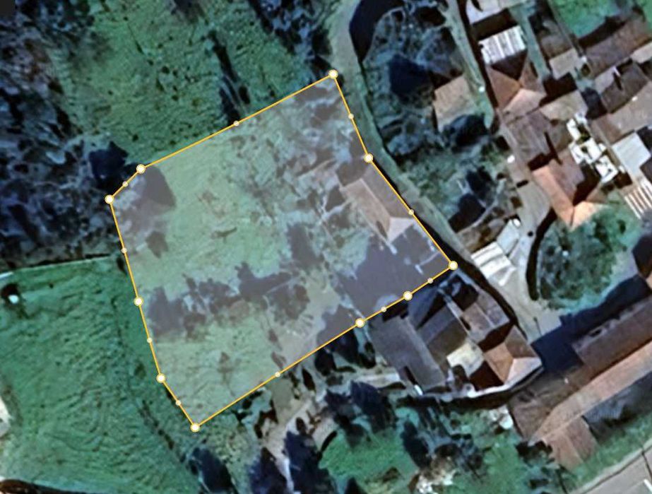 Vende-se terreno com 1250m2 e casa antiga em ruinas