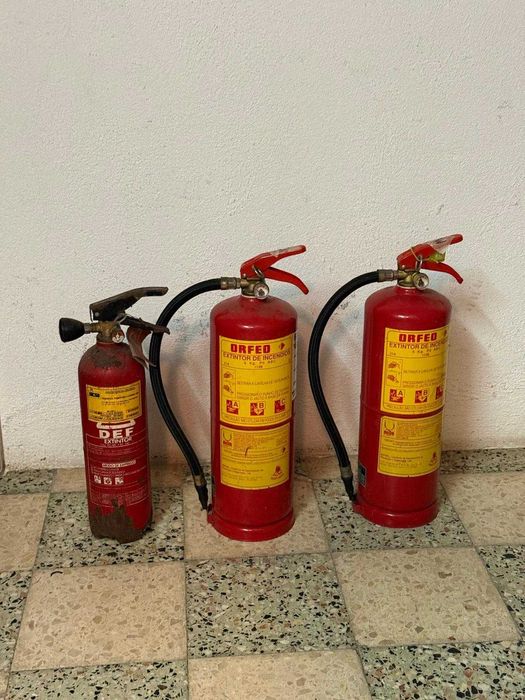 3 Extintores de Incêndio (2x 6kg ORFEO + 1 pequeno)
