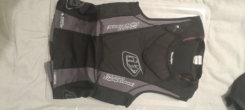 Joelheiras Enduro POC e Colete de protecção btt troy lee designs