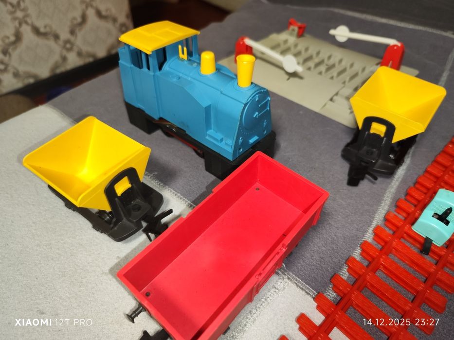 Продам игрушка железная дорога огонек