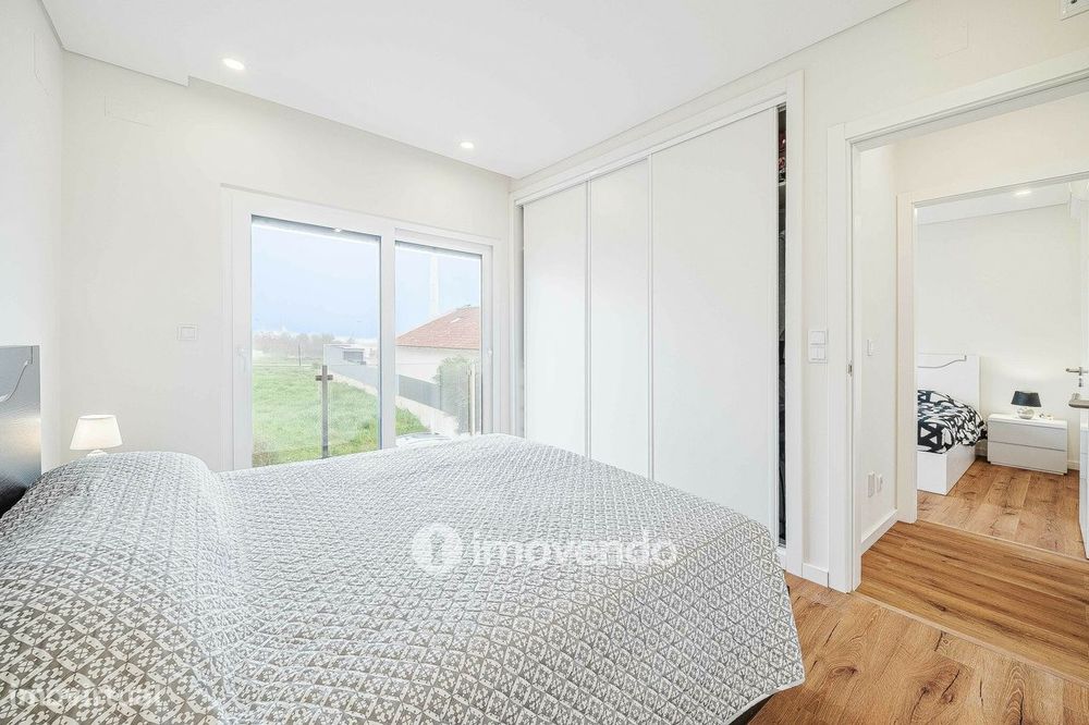 Moradia T3+1 moderna e exclusiva, com garagem e jardim, em Porto Salvo