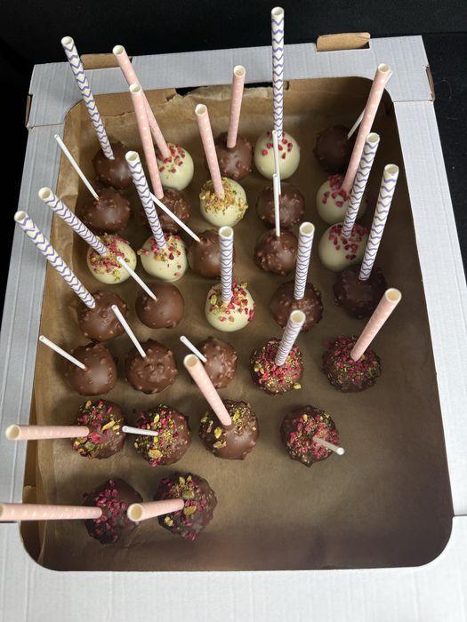 Ciasta serniki deserki słodkości słodki stół na impreze mini deserki babeczki cake pops