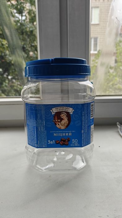 Банки из под кофе, пластик.