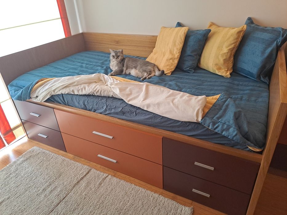 Quarto completo moderno – como novo – roupeiro, cama e estante