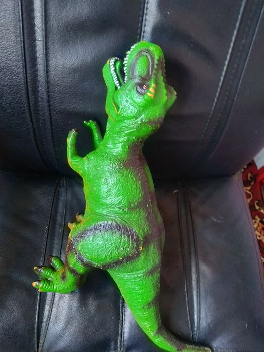 Продам динозаврів різних розмірів