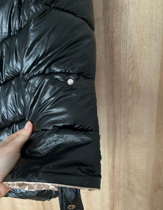 czarna długa kurtka