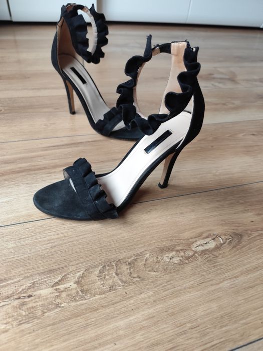 Śliczne szpilki z falbanami Quiz to rozmiar 39