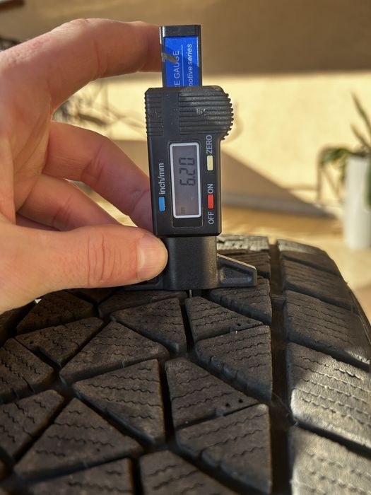 Резина BRIDGESTONE 215*65 r16 зимова 2019 року