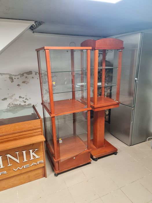 Продам меблі в магазин (стелажі,стіл,дзеркало,крісло) все як на фото