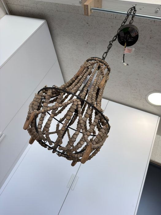 Piękna lampa z drewnianych koralików w stylu Boho
