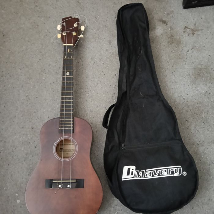 Ukulele.  Mavery