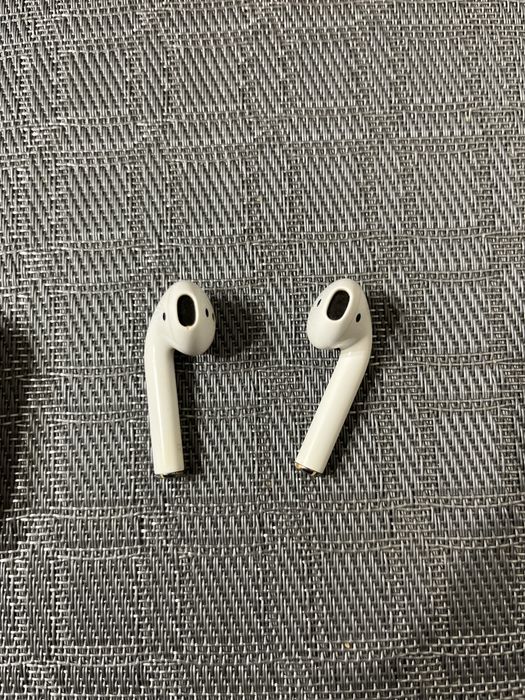Продам Airpods 2 +два кейса Оригинал б/у