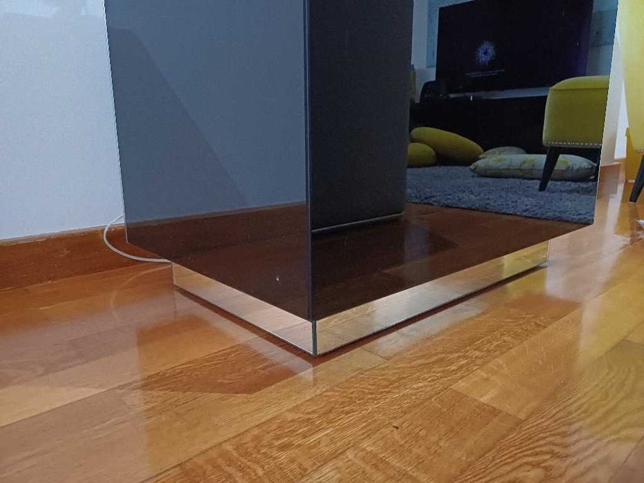 Mesa de apoio retangular em vidro em ótimo estado.