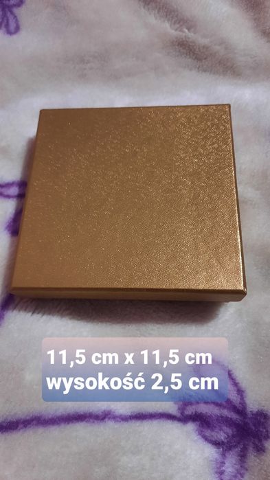 Złote pudełko na prezent etiu pudełeczko box
