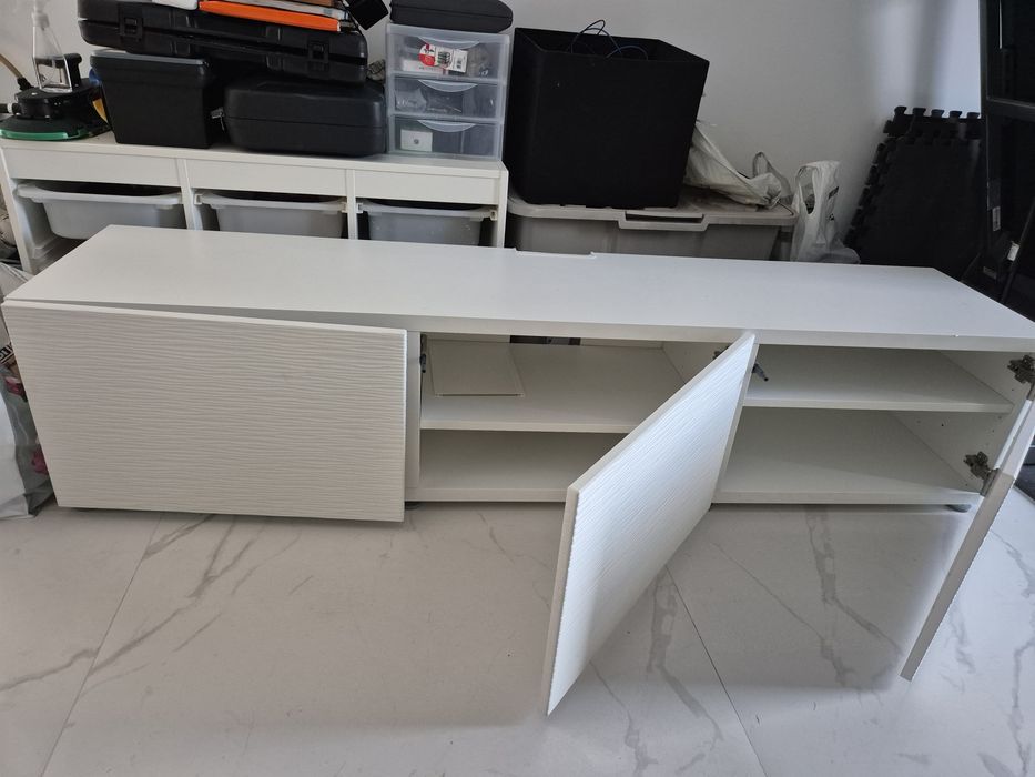 Sala de estar moderna com móvel de TV BESTÅ, prateleiras reguláveis e