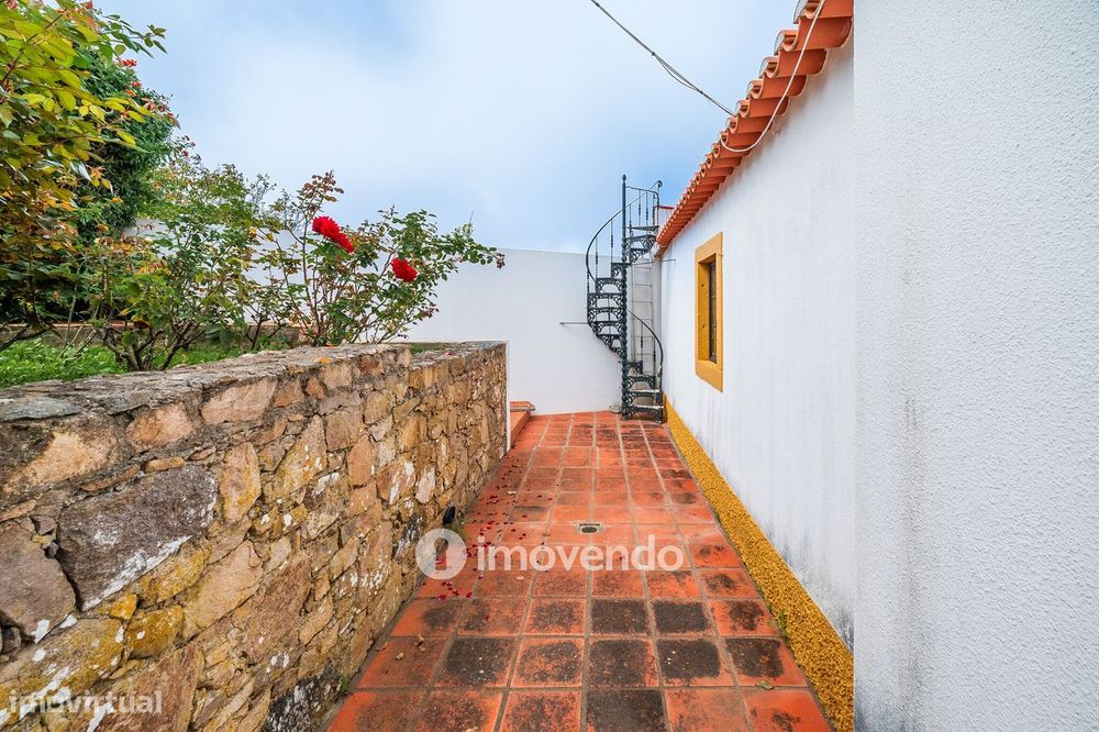 Quinta isolada T3+1 com áreas amplas e terreno de 2022m², em Colares