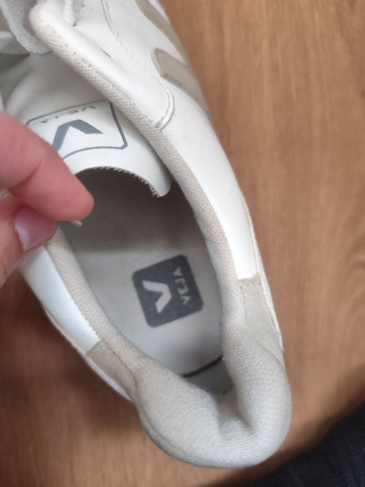 Tênis veja 45 brancos e cinzentos