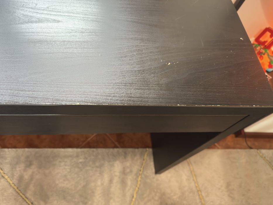 Secretária IKEA MICKE (142x50 cm) – Castanho-escuro / Preto