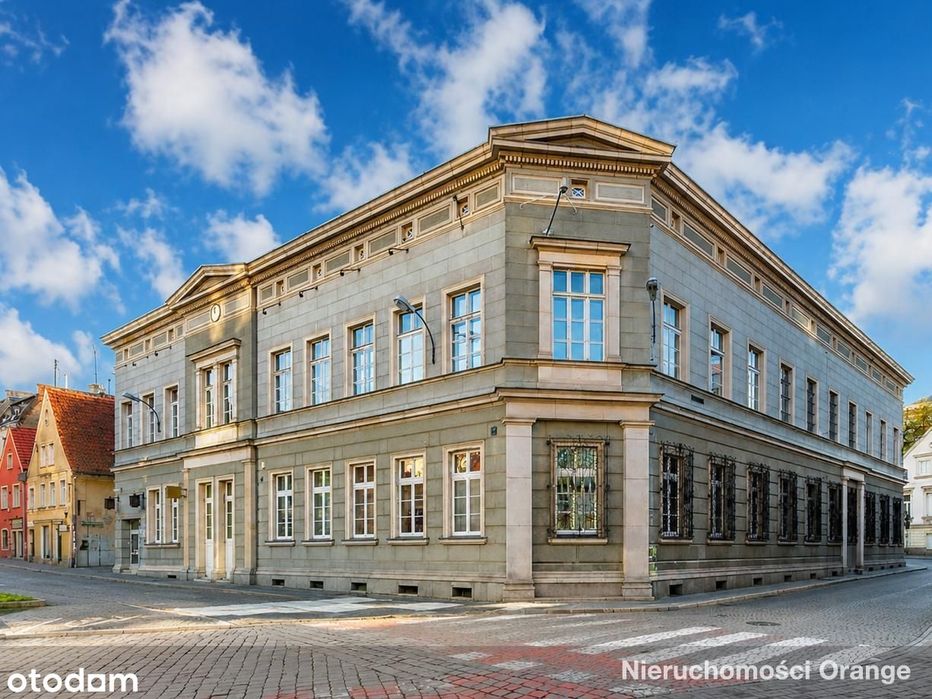 Budynek biurowy w centrum, z parkingiem