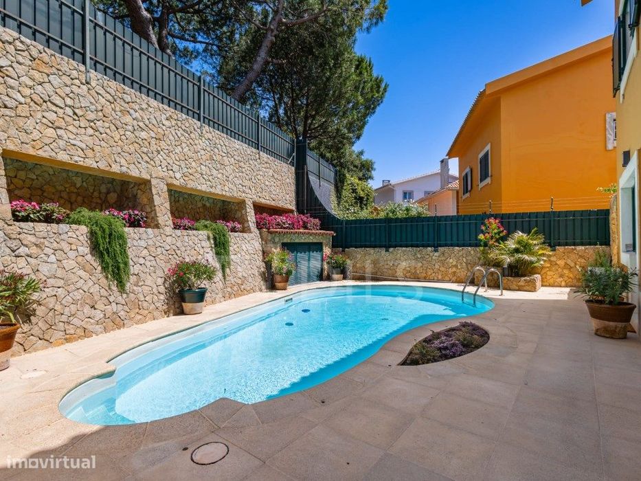 Moradia T4 + 1 com jardim, piscina e garagem no Estoril
