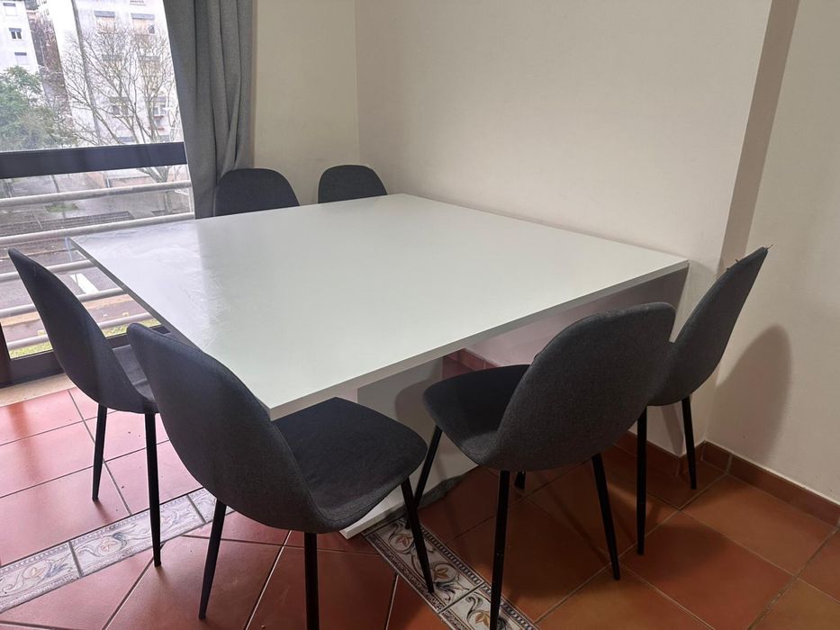 Jogo de mesa com 6 cadeiras