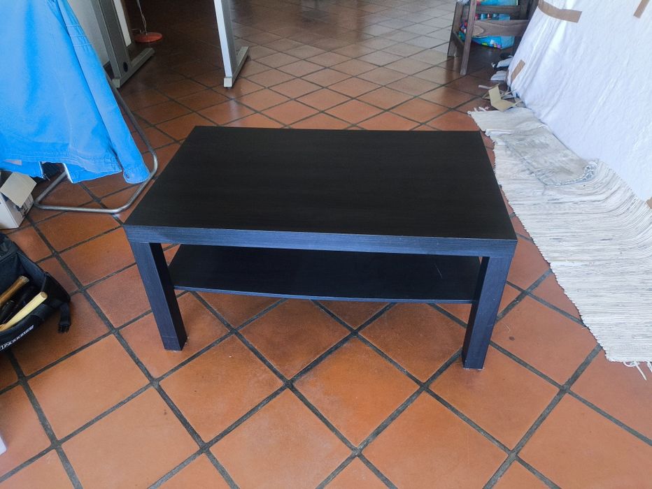 Duas mesas  de apoio IKEA como novas