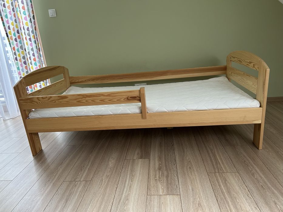 Łóżko drewniane 180x90 cm z materacem