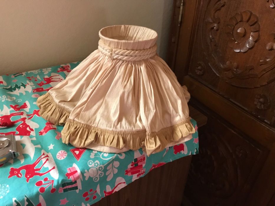 Diversos candeeiros, abatjors e coluna em alabastro