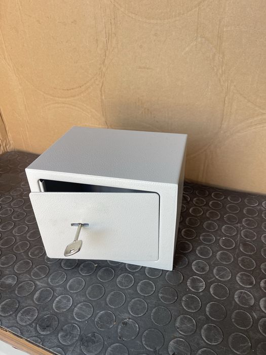 Cofre de fixar na parede novo com chave.