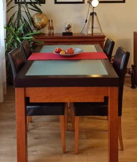 Mesa de sala em pinho com 4 cadeiras. Extensível 3m. Acess. incluídos