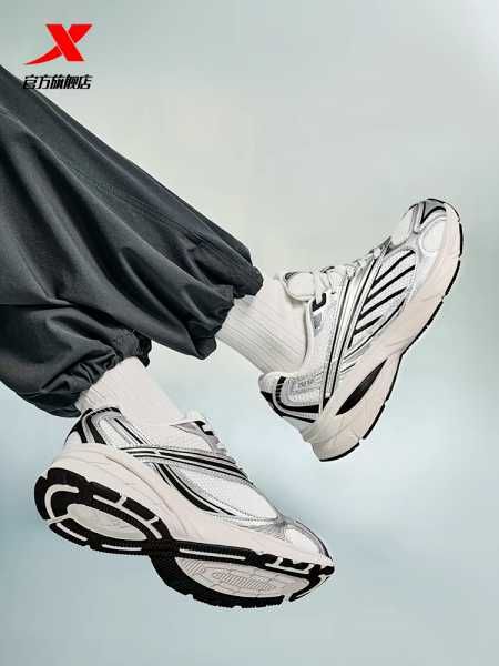 нові кросівки Xtep Little Basque, унісекс