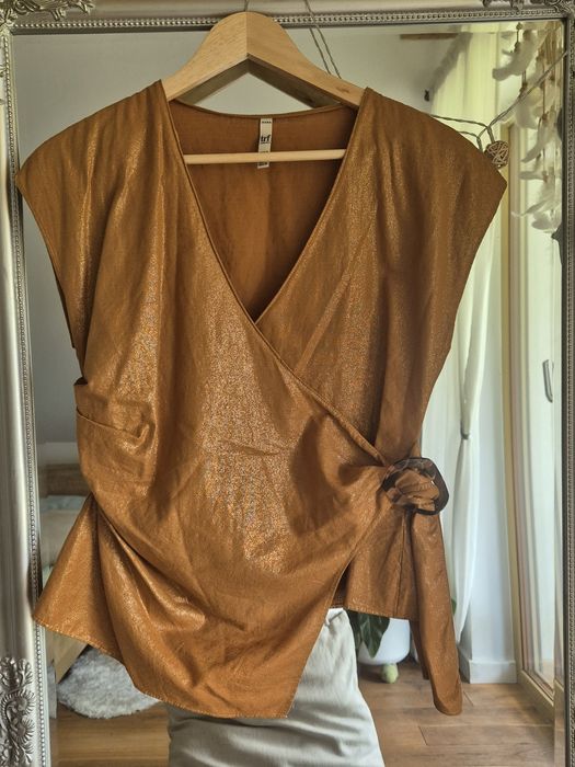 ZARA , złoty top/ bluzka,  z klamrą, r.M