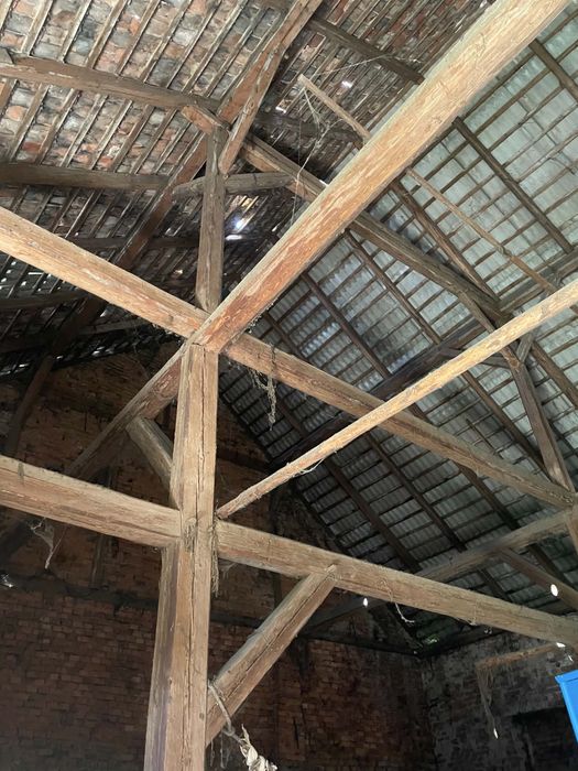 Oddam stodołę do rozbiórki za materiał (stare grube belki i poniemiecka cegła)