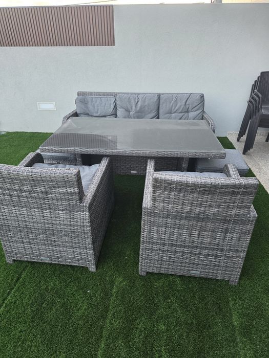 Conjunto mesa jardim e cadeiras.