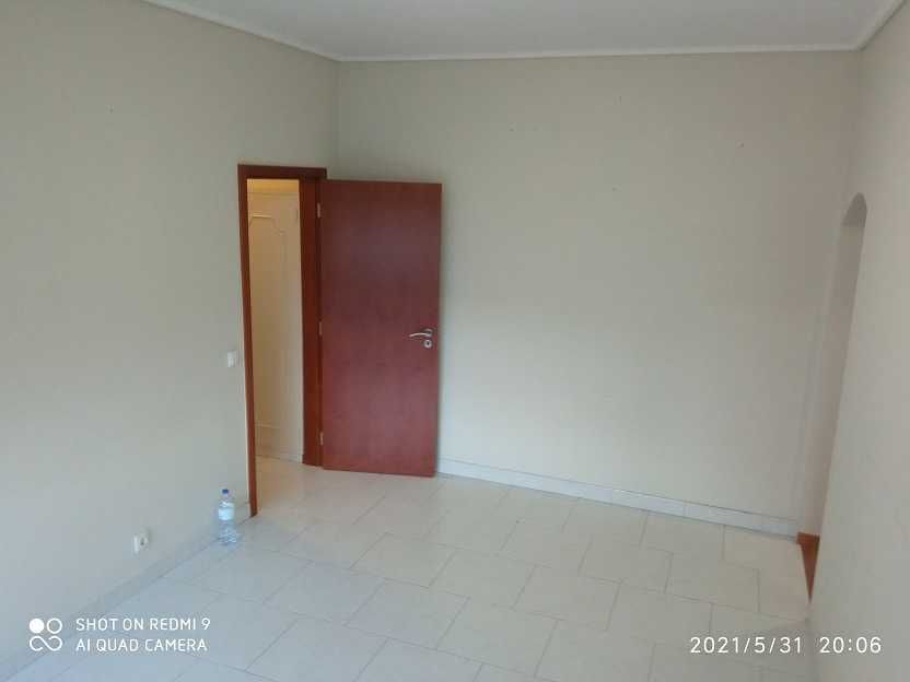 T2 Calçada dos Mestres 7, prédio com porteiro